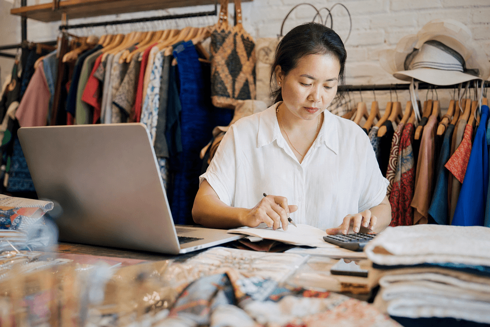 Chủ shop kiểm tra lợi nhuận khi chạy thử quảng cáo GMV Max
