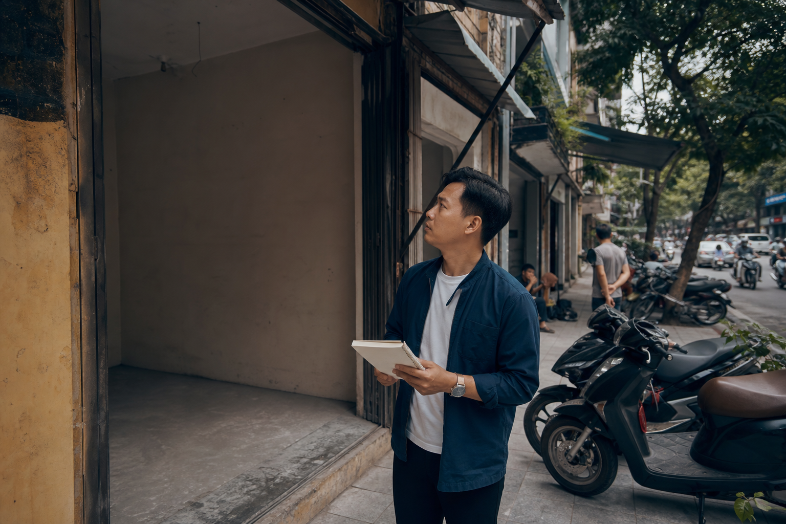 Chủ quán quan sát nhịp khách trước một mặt bằng