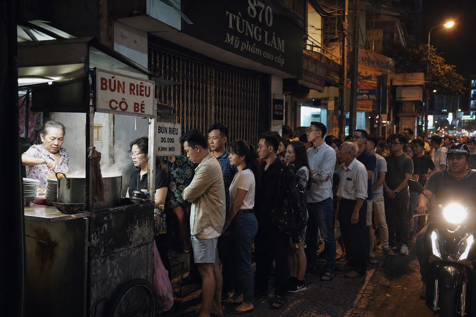 Xe hủ tiếu lề đường bán 1 món đông khách