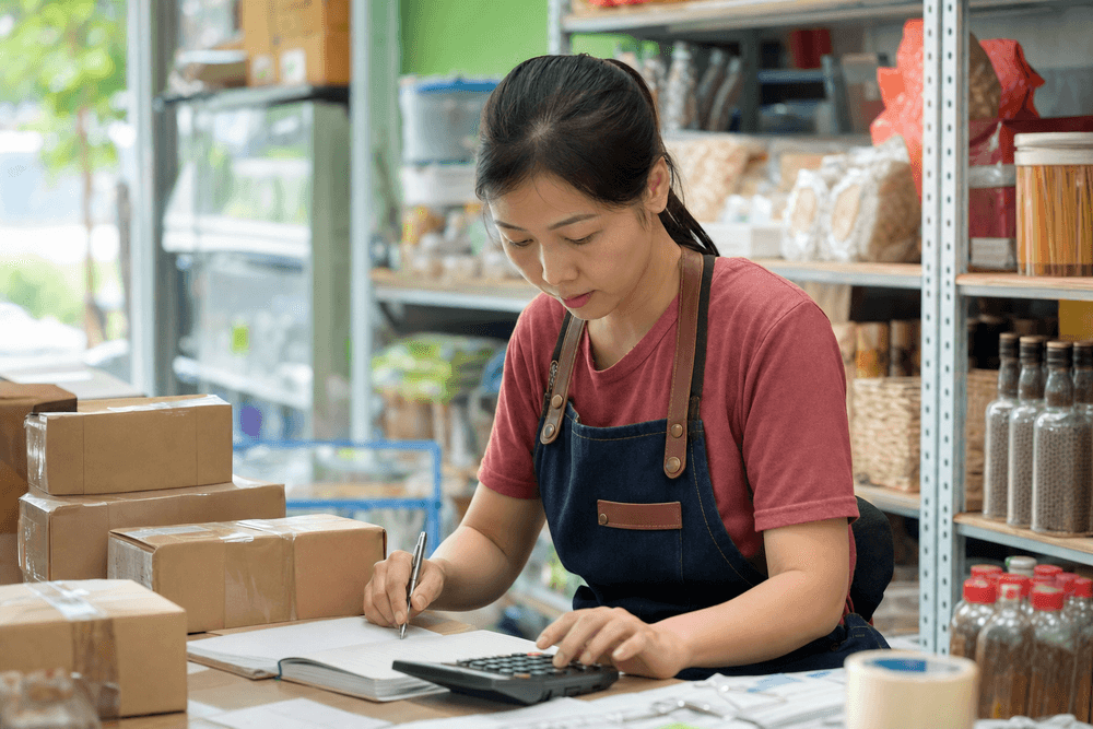 Chủ shop rà soát tồn kho và chi phí trong mùa ế