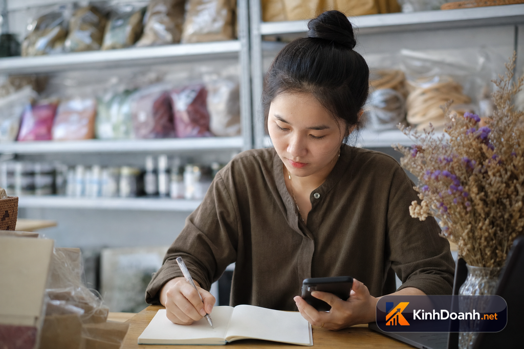 Nhân viên shop nhỏ ghi việc cần theo dõi sau khi trả lời khách qua inbox
