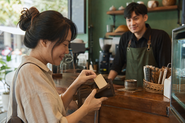 Cái thẻ tích điểm nằm quên trong ví