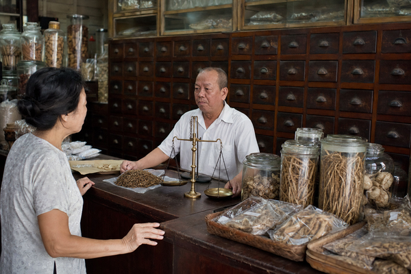 Nhà thuốc Bắc Chợ Lớn xưa: bán thứ khách không hiểu hết nên chữ rõ ràng phải đi trước toa hàng